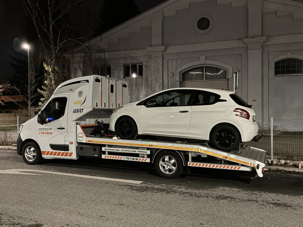 Odtah havarovaného automobilu po dopravní nehodě v Českých Budějovicích.
