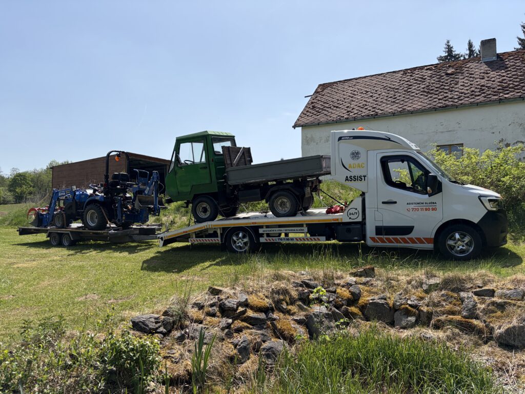 Odtah autovraku odtahovým vozidlem v Českých Budějovicích.