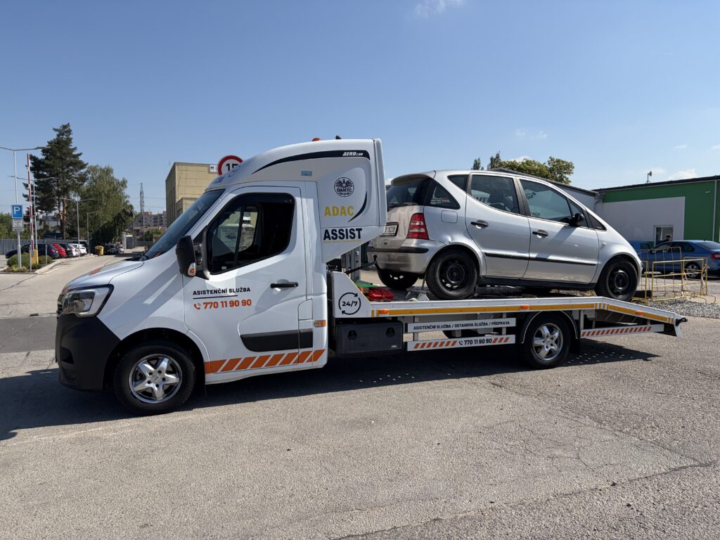 Technik asistenční služby pomáhá řidiči u porouchaného vozidla v Českých Budějovicích.