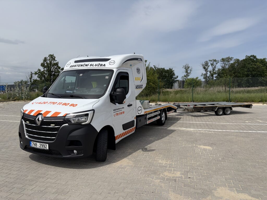 Rozsvícená kontrolka motoru na palubní desce osobního automobilu.