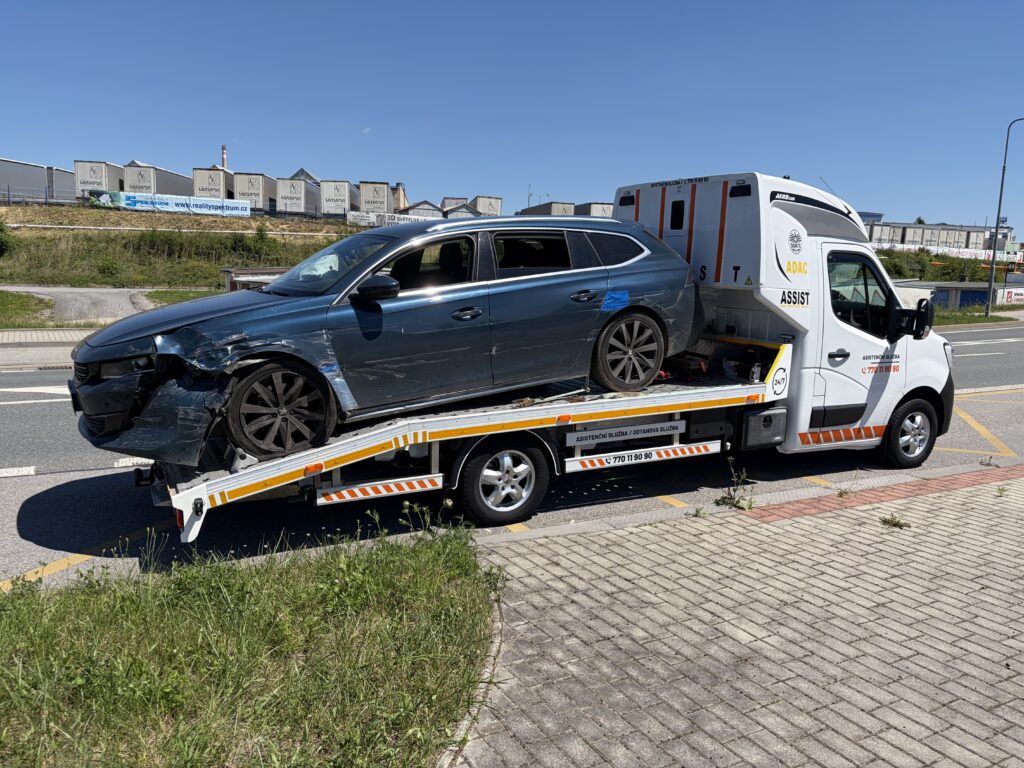 Dopravní nehoda osobního automobilu a příjezd odtahové služby v Českých Budějovicích.