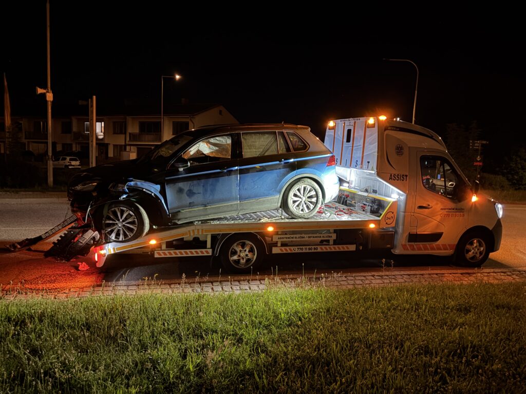Noční odtah osobního automobilu odtahovým vozidlem v Českých Budějovicích.
