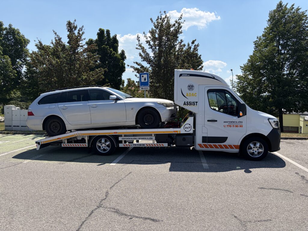 Přehřátý motor automobilu s párou unikající z motorového prostoru.