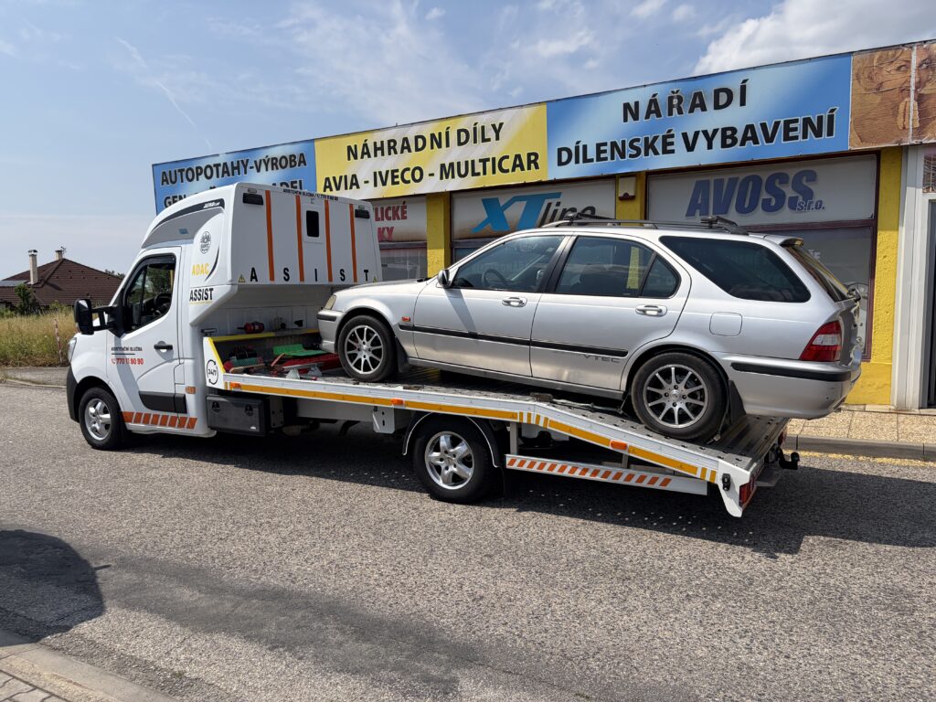 Červená kontrolka oleje na palubní desce automobilu.