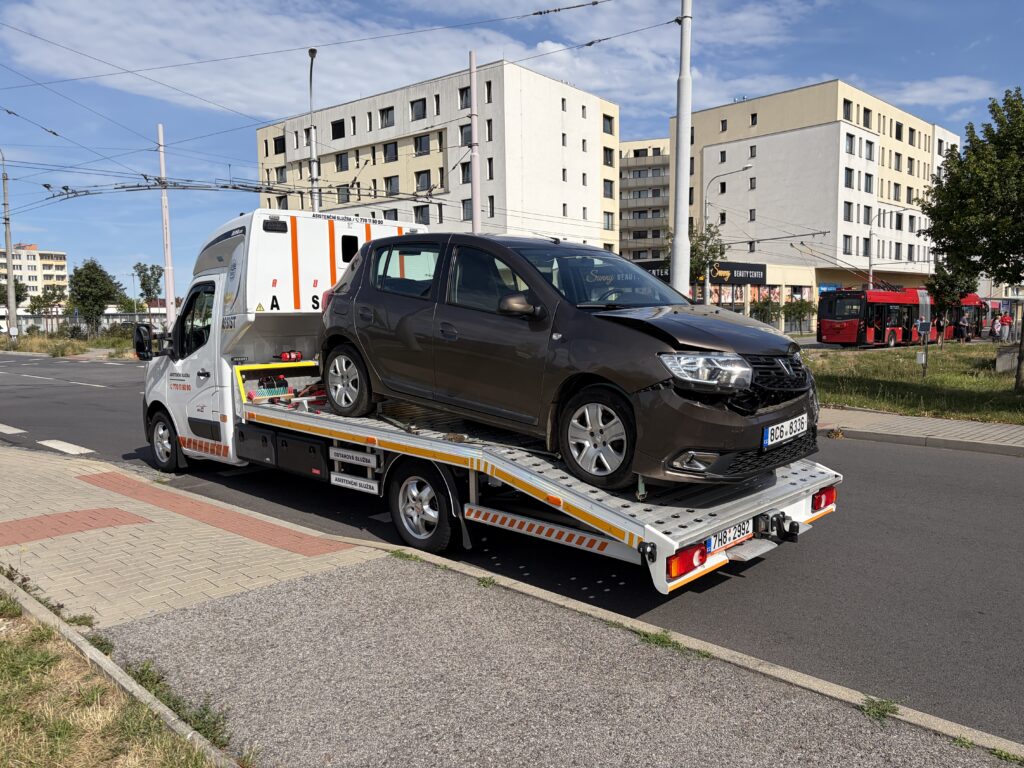 Dopravní nehoda osobních automobilů a odtah vozidla v Českých Budějovicích.