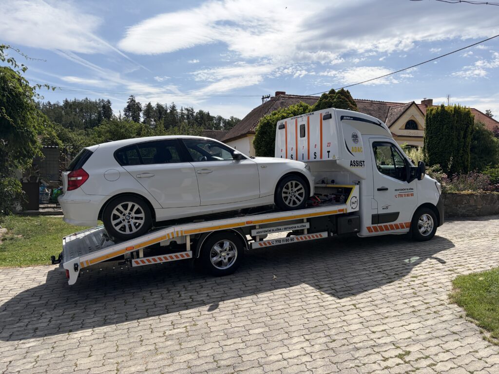 Řidič se snaží nastartovat auto s poruchou motoru v Českých Budějovicích.