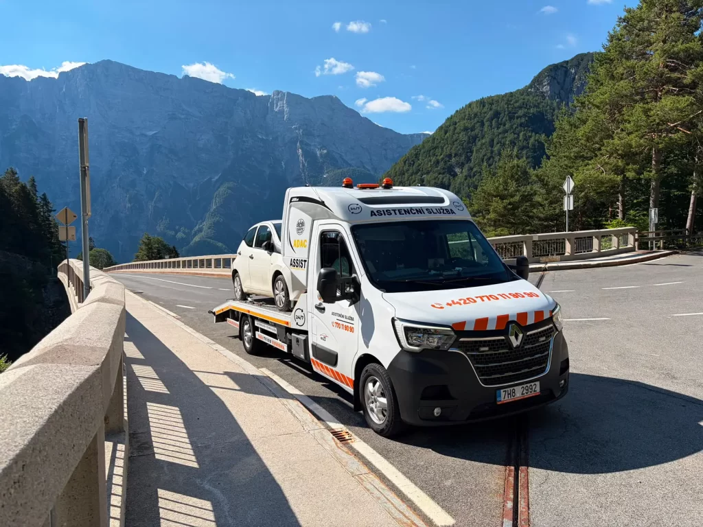 Odtahové vozidlo převážející automobil ze zahraničí do České republiky.
